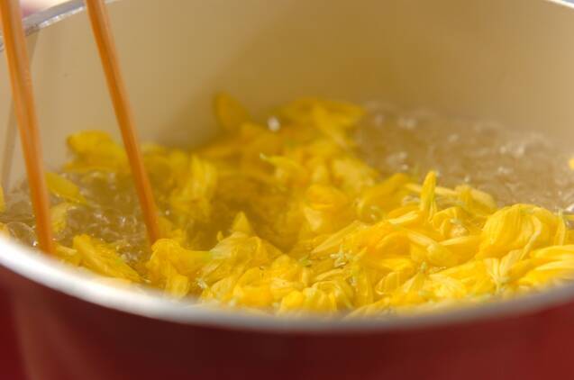 菊花とカブの甘酢和えの作り方の手順1