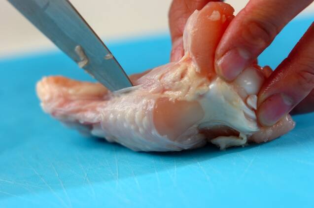 オイスターソースが隠し味。鶏手羽元と卵のこってり煮の作り方の手順1