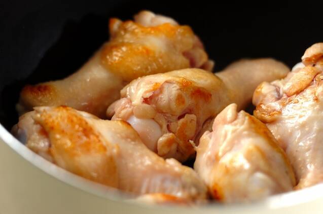 オイスターソースが隠し味。鶏手羽元と卵のこってり煮の作り方の手順2