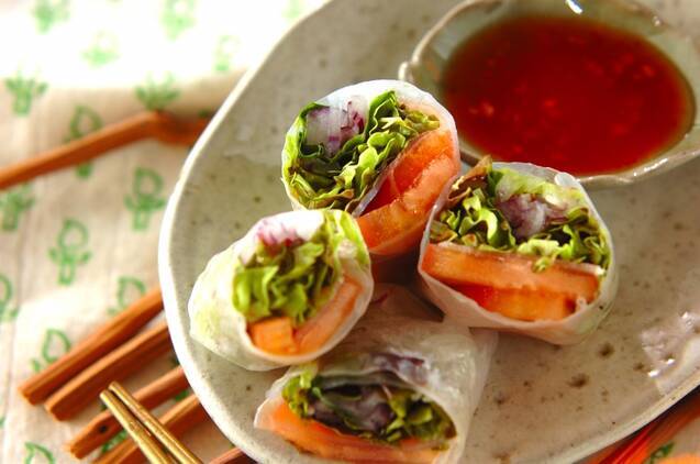 ベージュの皿にのった生ハムとバジルの生春巻き