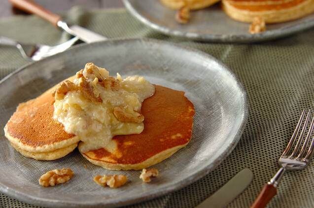 皿に盛られたりんごソースの甘酒パンケーキ