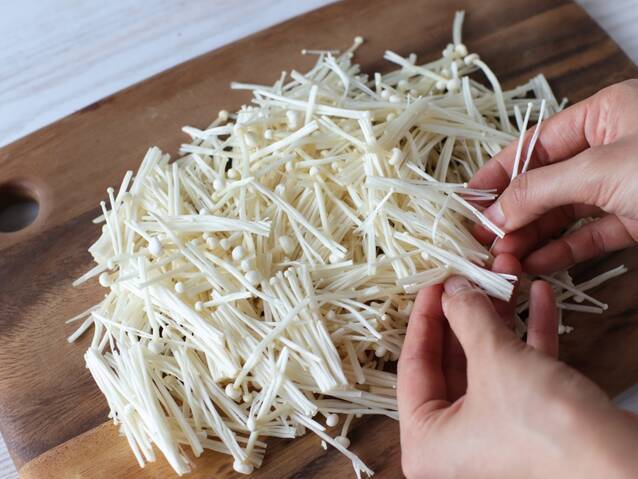 電子レンジで簡単時短！無限えのき　byぐっち夫婦さんの作り方の手順1