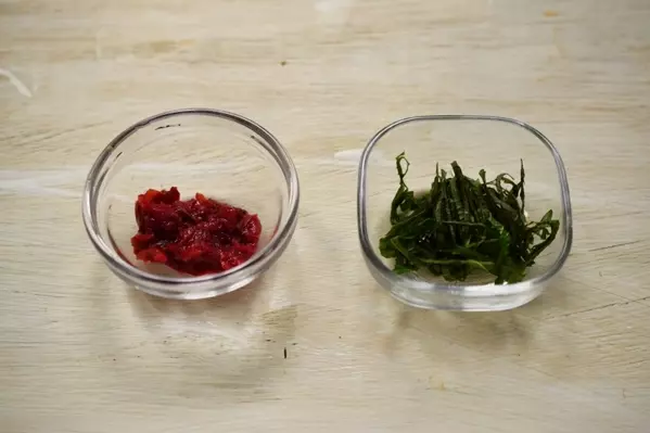 カツオとアボカドの梅しそ和え丼の下準備1