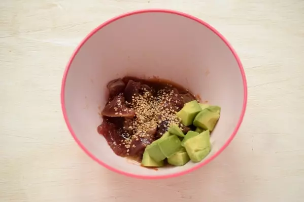 カツオとアボカドの梅しそ和え丼の作り方3