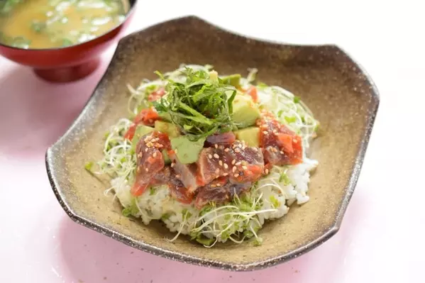 カツオとアボカドの梅しそ和え丼の作り方5
