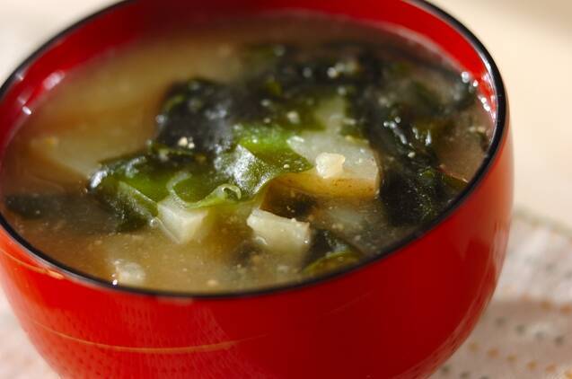 新ジャガとワカメのみそ汁