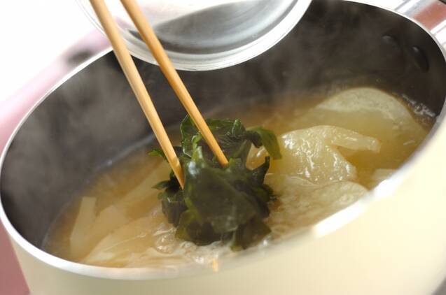 新ジャガとワカメのみそ汁の作り方の手順3