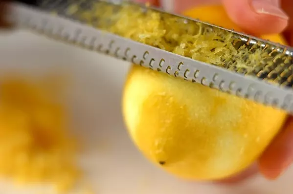 少ない材料でイギリス本場の味！レモンカードの下準備1