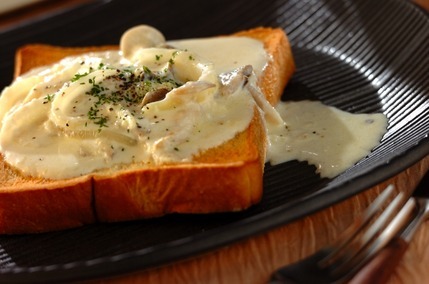 キノコのチーズソースのせトースト