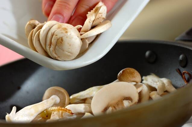 キノコのチーズソースのせトーストの作り方の手順2