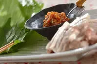 ゆで豚のレタス包みニンニクみそ添え