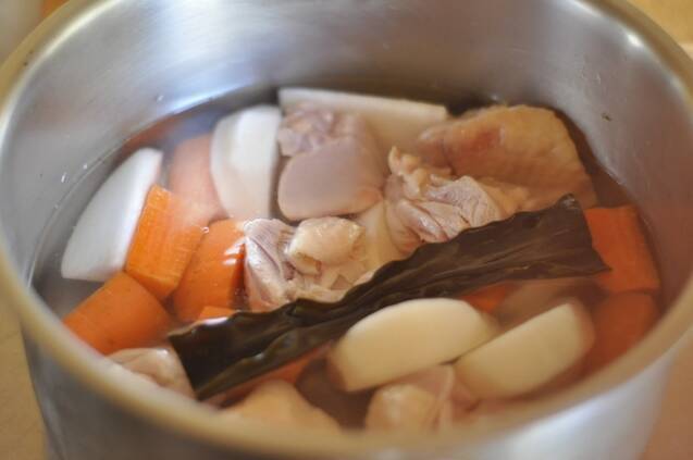 鶏と聖護院カブのスープの作り方の手順4