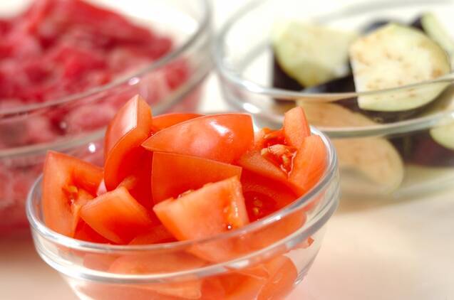 ごはんがすすむ！牛肉とトマトのオイスター炒めの作り方の手順1