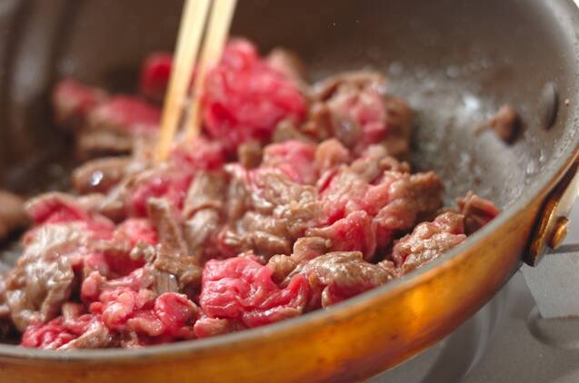 ごはんがすすむ！牛肉とトマトのオイスター炒めの作り方の手順2