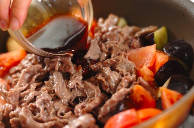 ごはんがすすむ！牛肉とトマトのオイスター炒めの作り方の手順3