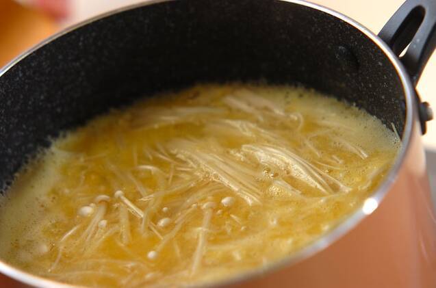 エノキのかき玉コーンスープの作り方の手順2