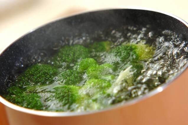 ブロッコリーとチーズのサラダの作り方の手順1