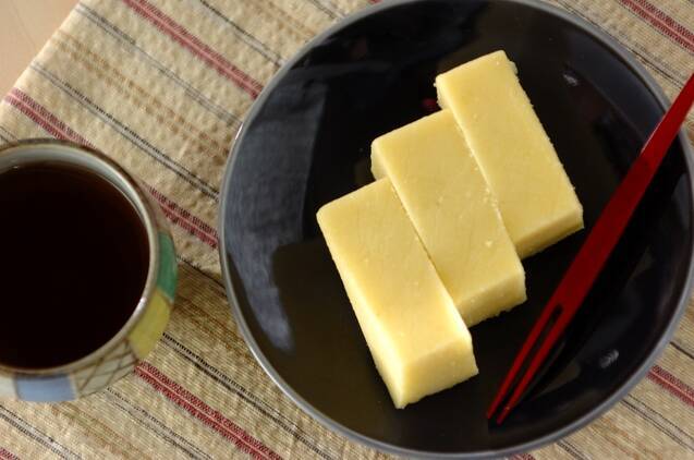 黒い丸皿に盛り付けたいもようかん