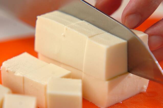 豆腐とオクラのカレースープの作り方の手順1