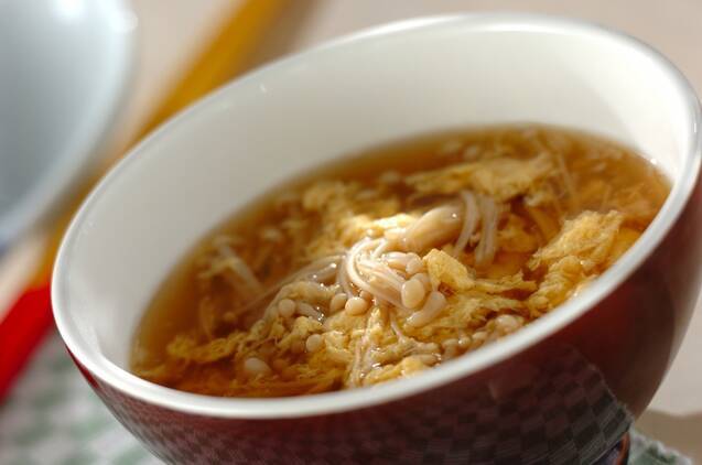 赤いスープカップに盛られた中華風かき玉スープ