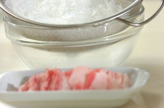 豚バラ肉とニラのチャプチェ風の作り方の手順1