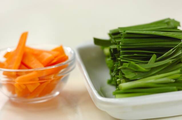 豚バラ肉とニラのチャプチェ風の作り方の手順2