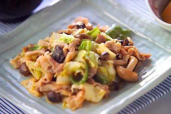 ご飯がすすむ味噌ダレで作る!豚肉とたっぷり野菜のピリ辛炒め