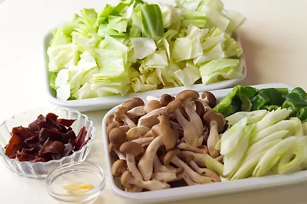 ご飯がすすむ味噌ダレで作る!豚肉とたっぷり野菜のピリ辛炒めの下準備2