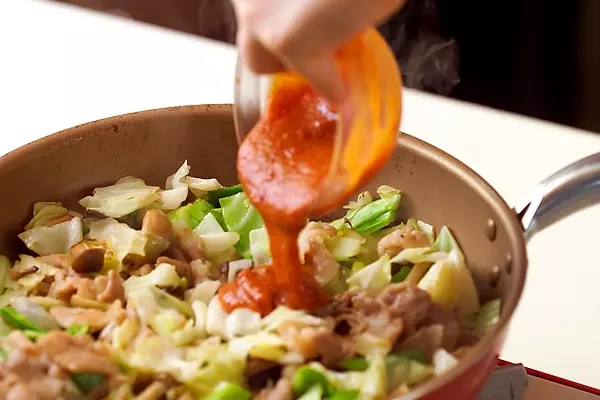 ご飯がすすむ味噌ダレで作る!豚肉とたっぷり野菜のピリ辛炒めの作り方3