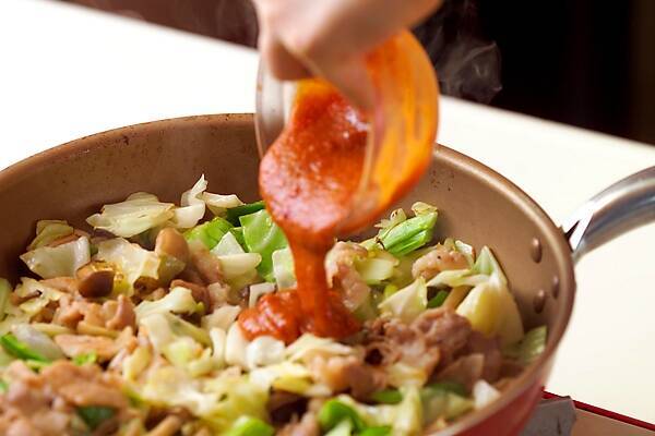 ご飯がすすむ味噌ダレで作る！豚肉とたっぷり野菜のピリ辛炒めの作り方の手順9