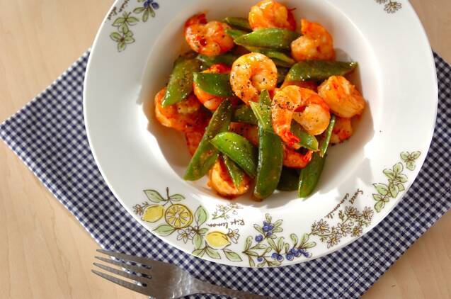 洋皿に盛り付けたえびとスナップえんどうのマヨ炒め