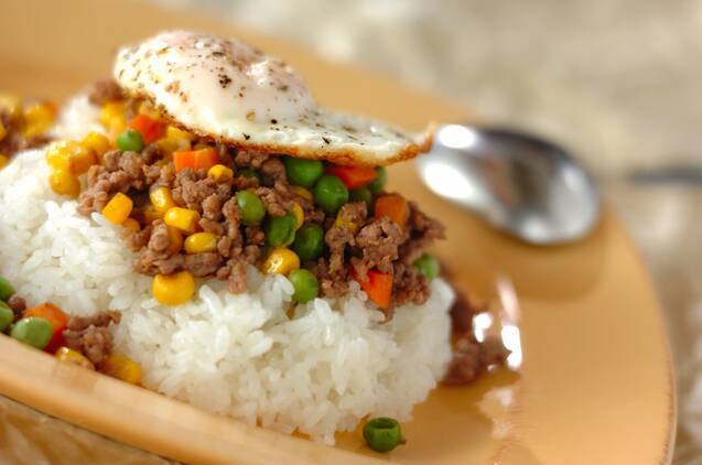 オレンジの皿に盛った野菜ミックス丼