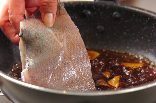 黄金比で失敗なし！カレイの煮つけの作り方の手順2