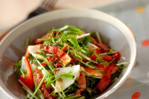 器に盛りつけられたカブのサラダ