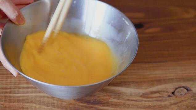 コンビーフデミソースで食べるとろとろオムライスの作り方の手順2