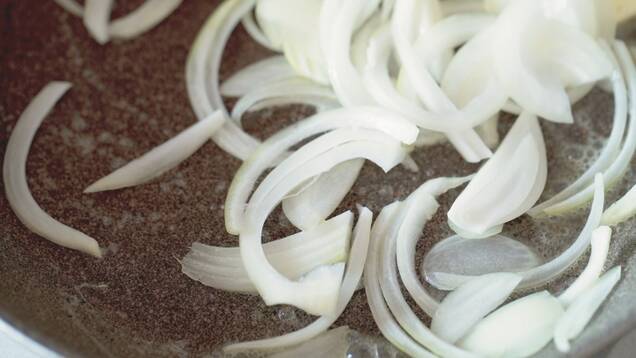 コンビーフデミソースで食べるとろとろオムライスの作り方の手順3