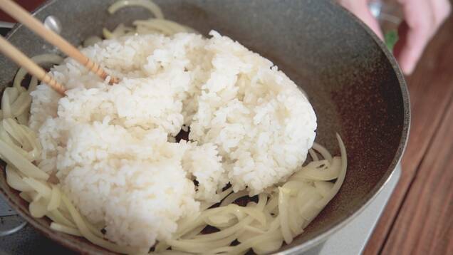 コンビーフデミソースで食べるとろとろオムライスの作り方の手順3