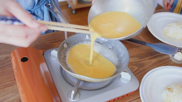 コンビーフデミソースで食べるとろとろオムライスの作り方の手順5