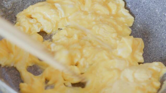 コンビーフデミソースで食べるとろとろオムライスの作り方の手順5