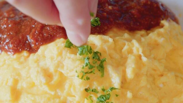 コンビーフデミソースで食べるとろとろオムライスの作り方の手順6