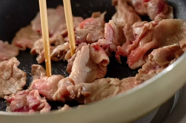 豚肉とキュウリの中華炒めの作り方1