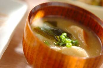 ワカメと麩のおみそ汁