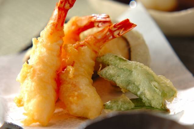 角皿に盛り付けたえびの天ぷら