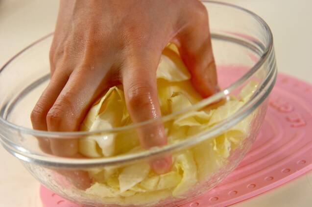 塩もみキャベツの作り方の手順1