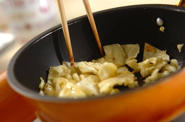 ビネガーキャベツとミニドッグの食パンカップの作り方の手順3