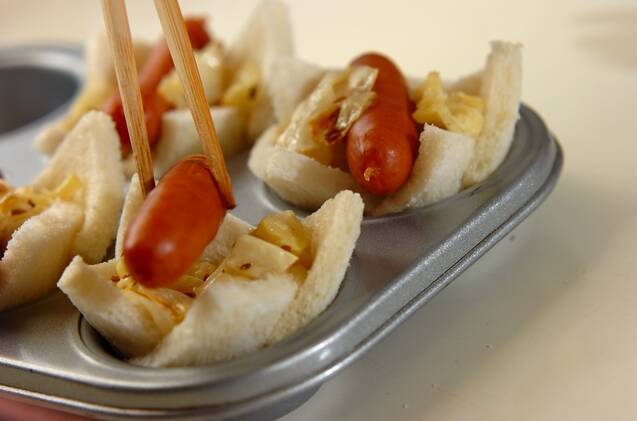 ビネガーキャベツとミニドッグの食パンカップの作り方の手順5