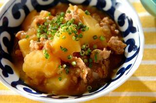 ジャガイモと鶏そぼろのバターしょうゆ煮