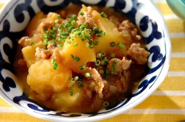 汁気のある鶏そぼろとじゃがいもの煮物を盛り付けたお皿