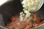 ジャガイモと鶏そぼろのバターしょうゆ煮の作り方1