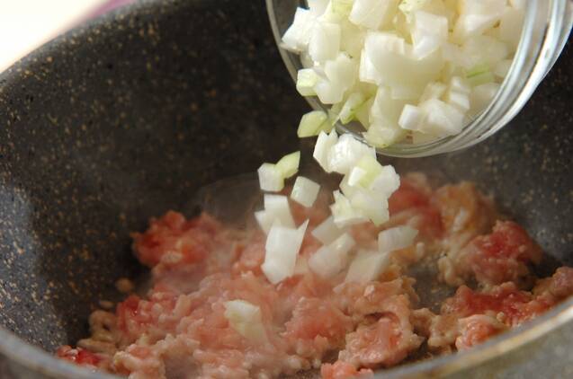 ジャガイモと鶏そぼろのバターしょうゆ煮の作り方の手順2